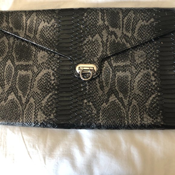 WOMEN'S OVERSIZED CLUTCH IN PYTHON  LIKE MATERIAL - Picture 1 of 2